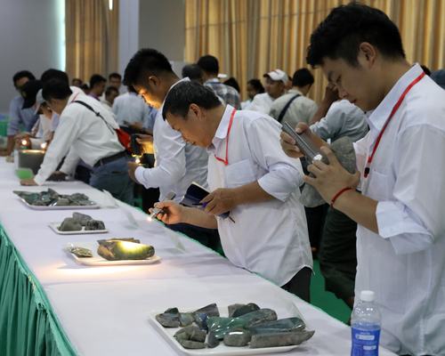 (၆၁)ကြိမ်မြောက် မြန်မာ့ကျောက်မျက်ရတနာပြပွဲ ပဉ္စမနေ့တွင် ကျောက်မျက်အတွဲ ၇၀ ရောင်းချနိုင်ခဲ့
