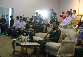 နိုင်ငံတော်စီမံအုပ်ချုပ်ရေးကောင်စီဥက္ကဌ၊ တပ်မတော်ကာကွယ်ရေးဦးစီးချုပ် ဗိုလ်ချုပ်မှူးကြီး မင်းအောင်လှိုင် ၂၀၂၁ ခုနှစ် ဧပြီလ ပုလဲအတွဲများနှင့် ကျောက်မျက်ရတနာများ မြန်မာကျပ်ငွေဖြင့်ရောင်းချပွဲ ပထမနေ့သို့ တက်ရောက်ကြည့်ရှုအားပေး