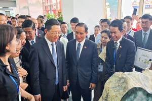 ပြည်ထောင်စုဝန်ကြီး ဦးဆန်းဦး တရုတ်ပြည်သူ့သမ္မတနိုင်ငံ၊ ရွှေလီမြို့၊ ကျယ်ဂေါင်နယ်စပ်ကုန်သွယ်ရေးဇုန်တွင်  မြန်မာ့ကျောက်မျက်ရတနာပြပွဲ တက်ရောက်ဖွင့်လှစ်