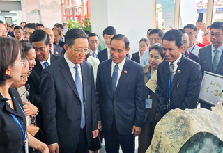 ပြည်ထောင်စုဝန်ကြီး ဦးဆန်းဦး တရုတ်ပြည်သူ့သမ္မတနိုင်ငံ၊ ရွှေလီမြို့၊ ကျယ်ဂေါင်နယ်စပ်ကုန်သွယ်ရေးဇုန်တွင်  မြန်မာ့ကျောက်မျက်ရတနာပြပွဲ တက်ရောက်ဖွင့်လှစ်