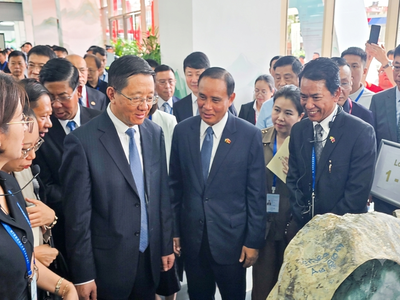 ပြည်ထောင်စုဝန်ကြီး ဦးဆန်းဦး တရုတ်ပြည်သူ့သမ္မတနိုင်ငံ၊ ရွှေလီမြို့၊ ကျယ်ဂေါင်နယ်စပ်ကုန်သွယ်ရေးဇုန်တွင် မြန်မာ့ကျောက်မျက်ရတနာပြပွဲ တက်ရောက်ဖွင့်လှစ်