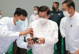 နိုင်ငံတော်စီမံအုပ်ချုပ်ရေးကောင်စီဥက္ကဋ္ဌ နိုင်ငံတော်ဝန်ကြီးချုပ် ဗိုလ်ချုပ်မှူးကြီး မင်းအောင်လှိုင် ၂၀၂၂ ခုနှစ်၊ နှစ်လယ်မြန်မာ့ကျောက်မျက်ရတနာပြပွဲ ဖွင့်ပွဲအခမ်းအနားသို့ တက်ရောက်ချီးမြှင့်
