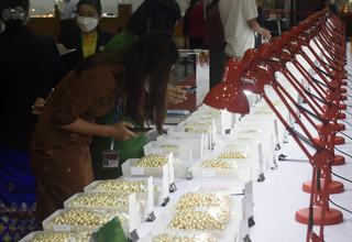 ၂၀၂၂ ခုနှစ်၊ နှစ်လယ် မြန်မာ့ကျောက်မျက်ရတနာပြပွဲ ဒုတိယနေ့ကို နေပြည်တော်ရှိ မဏိရတနာ ကျောက်စိမ်းခန်းမ၌ ဆက်လက်ကျင်းပ