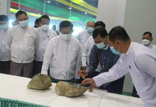 နိုင်ငံတော် စီမံအုပ်ချုပ်ရေး ကောင်စီဥက္ကဌ၊ နိုင်ငံတော်ဝန်ကြီးချုပ် ဗိုလ်ချုပ်မှူးကြီး မင်းအောင်လှိုင် ၂၀၂၁ ခုနှစ်၊ ပုလဲအတွဲများနှင့် ကျောက်စိမ်းအတွဲများပြပွဲ ဖွင့်ပွဲအခမ်းအနားသို့ တက်ရောက်ချီးမြှင့်