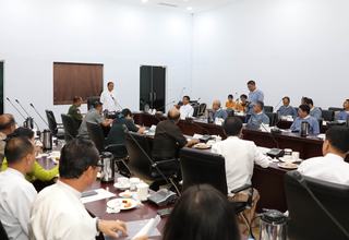 ပြည်ထောင်စုဝန်ကြီး ဦးဆန်းဦး
မြန်မာ့ကျောက်မျက်ရတနာပြပွဲ ဗဟိုကော်မတီအစည်းအဝေး တက်ရောက်