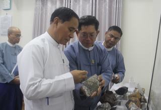 ဓာတ်သတ္တုဆိုင်ရာ လုပ်ငန်းများနှင့် စပ်လျဉ်း၍ ရှင်းလင်းတင်ပြခြင်းအား သယံဇာတနှင့် သဘာဝပတ်ဝန်းကျင်ထိန်းသိမ်းရေးဝန်ကြီးဌာန၊ ပြည်ထောင်စုဝန်ကြီး ဦးဆန်းဦး  တက်ရောက်